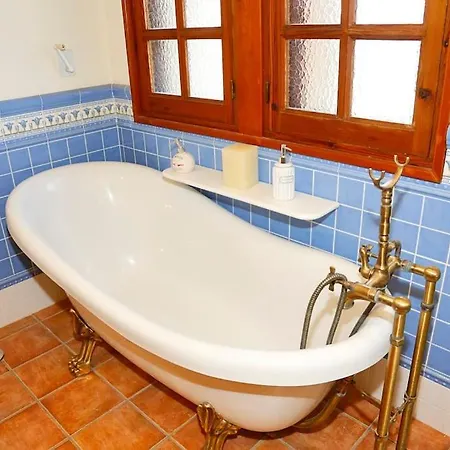 Great With Ac, Pool And Bbq